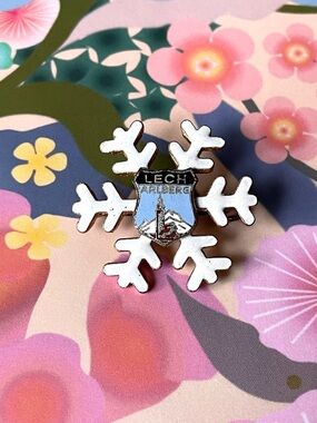 Vintage enamel on copper snowflake pin Lech Arlberg Austria snow ski Alps